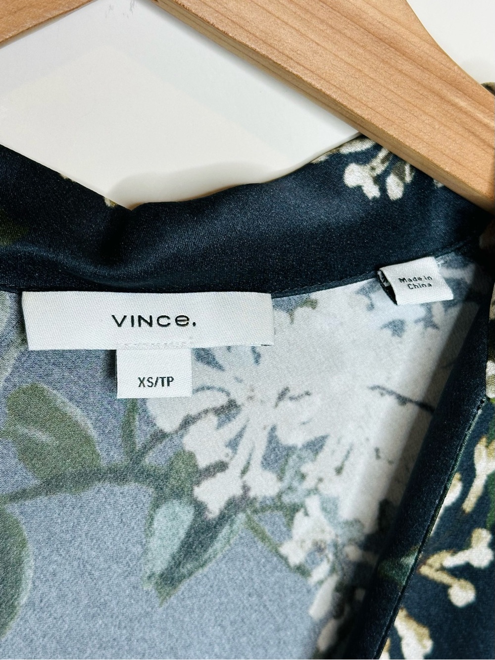 Vince Silk Camilla Button up Dark Floral Blouse Top Size XS Collar Black Cream - Picture 4 of 16